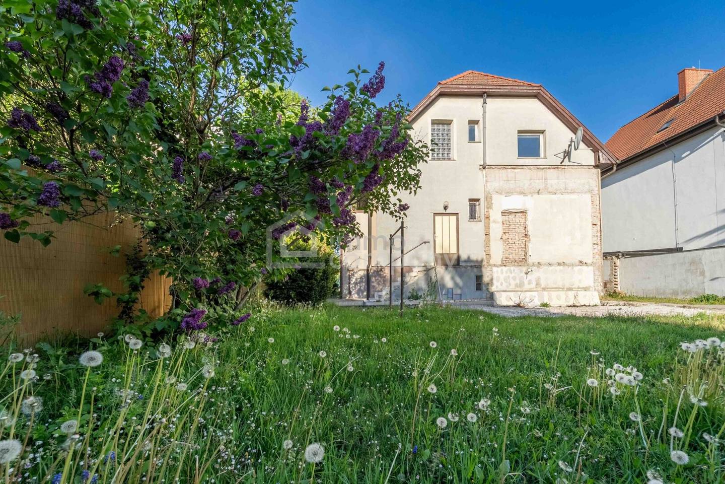 Renovation-needed house with garden Vienna 1210