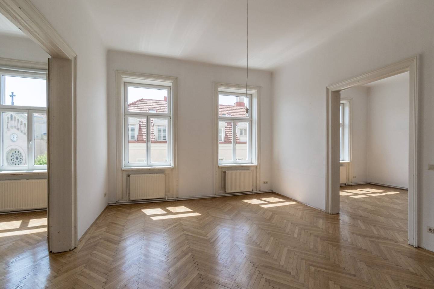 South-east facing 3.5-room old building flat