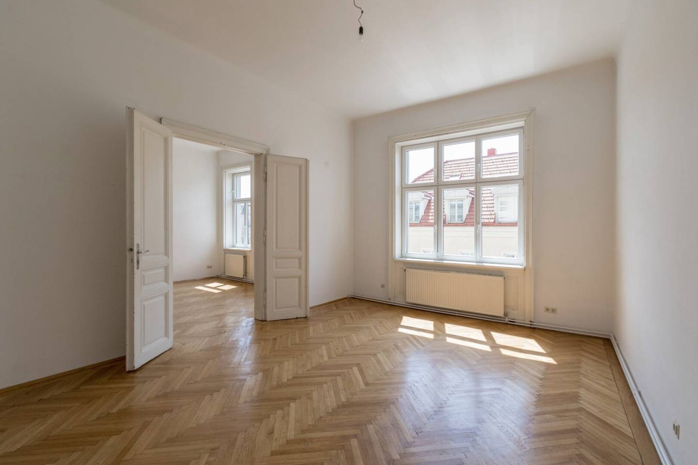 South-east facing 3.5-room old building flat