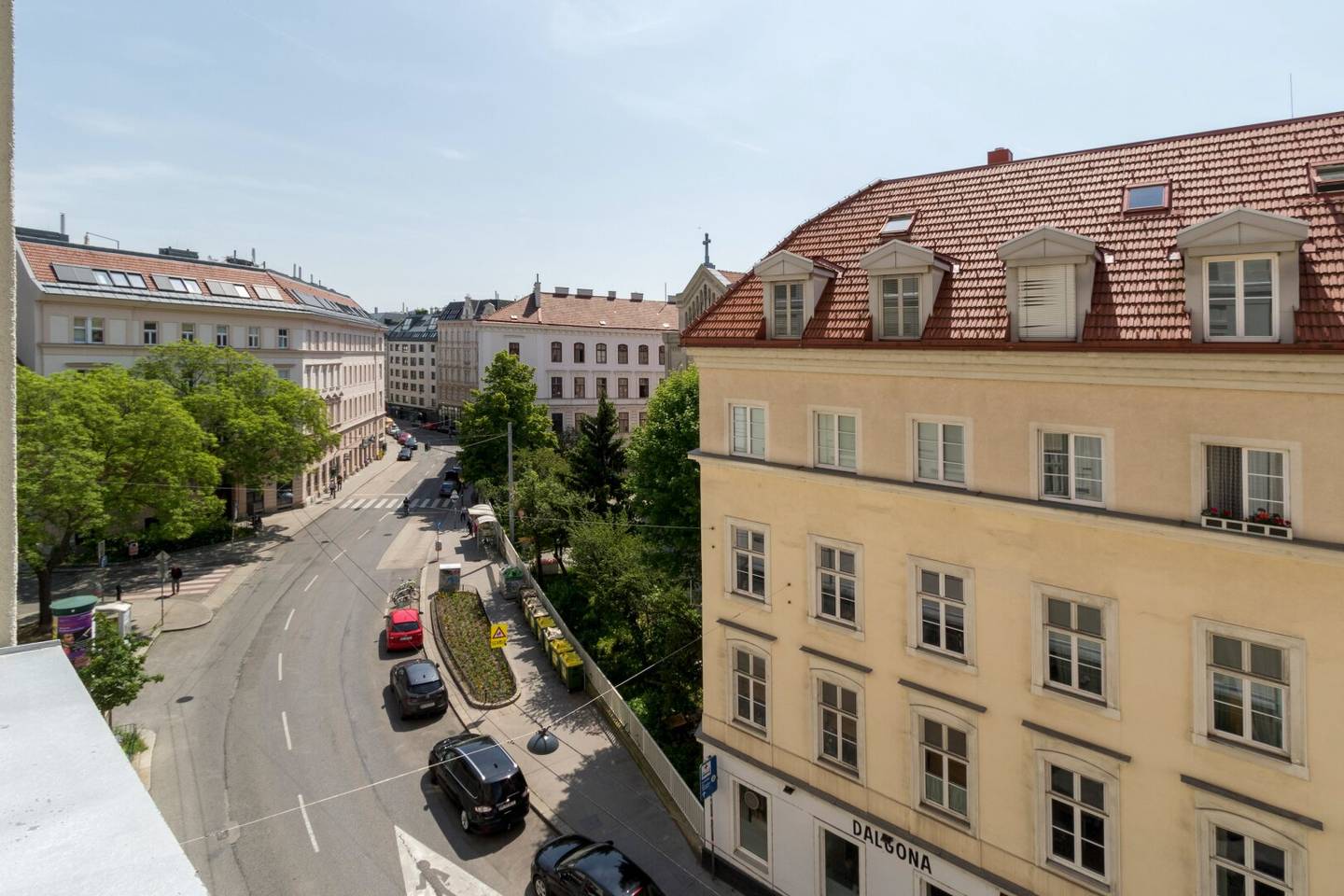 South-east facing 3.5-room old building flat
