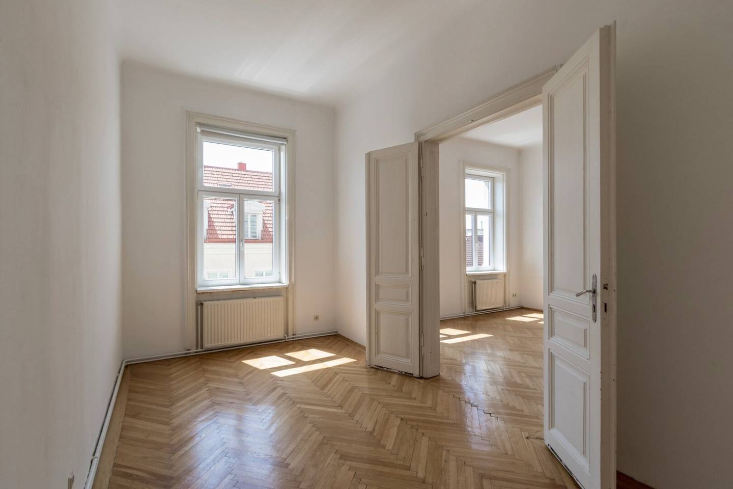 South-east facing 3.5-room old building flat