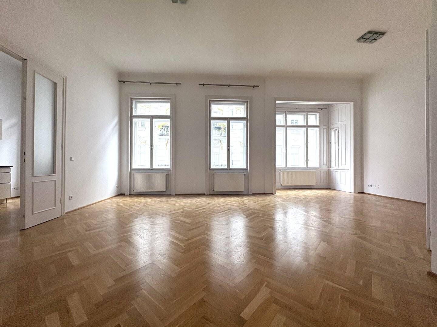 Old building apartment bright spacious with elevator