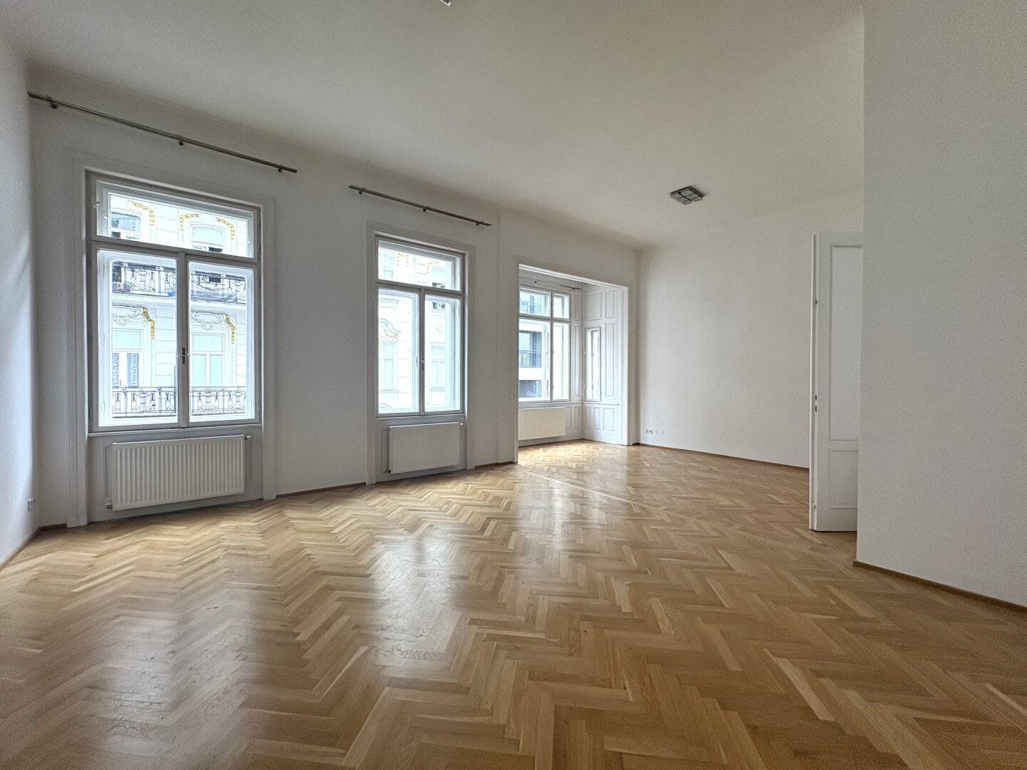 Altbauwohnung hell großzügig mit Aufzug