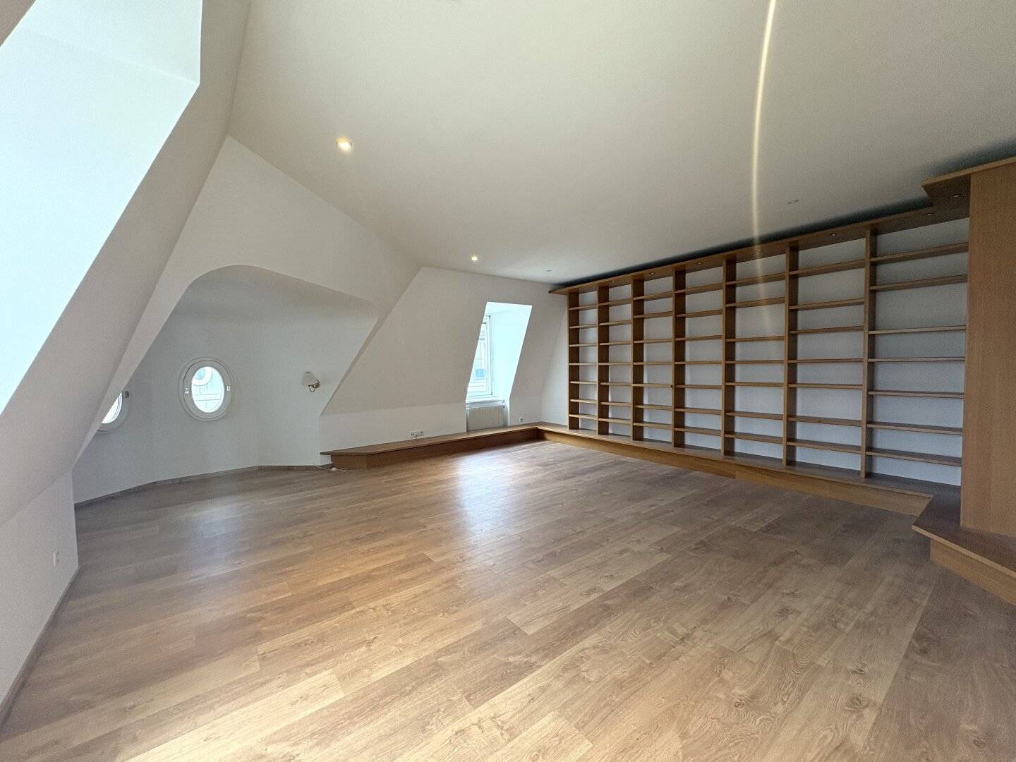 Dachgeschosswohnung mit Terrasse und Stadtblick