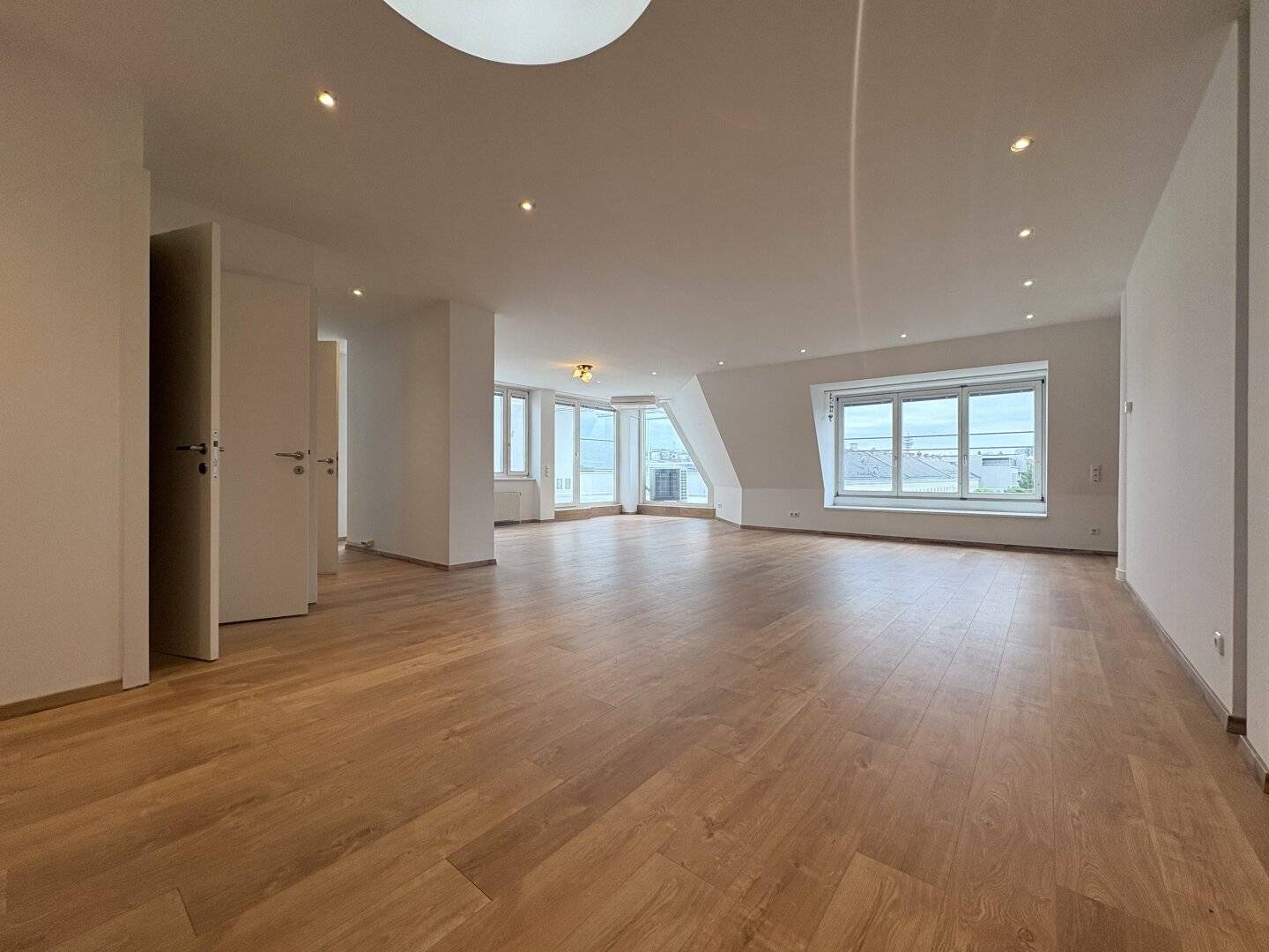 Dachgeschosswohnung mit Terrasse und Stadtblick