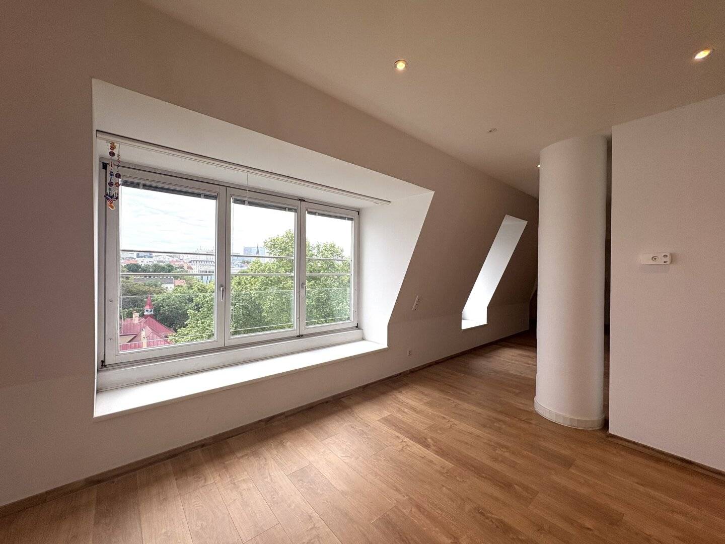 Dachgeschosswohnung mit Terrasse und Stadtblick