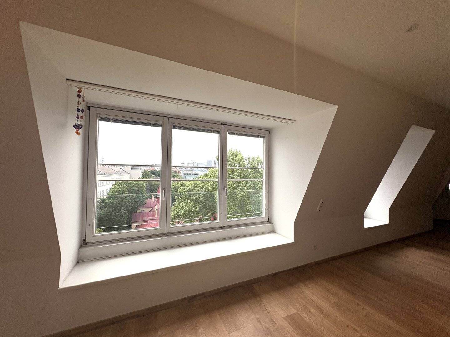 Dachgeschosswohnung mit Terrasse und Stadtblick