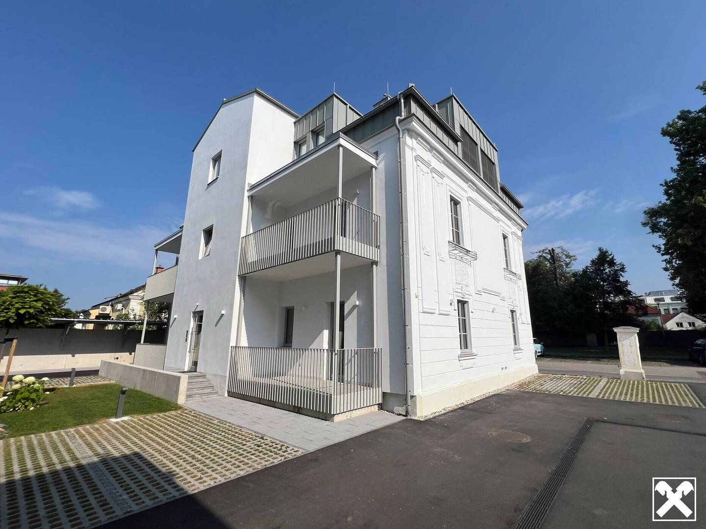Apartment in the city core with lift and balcony