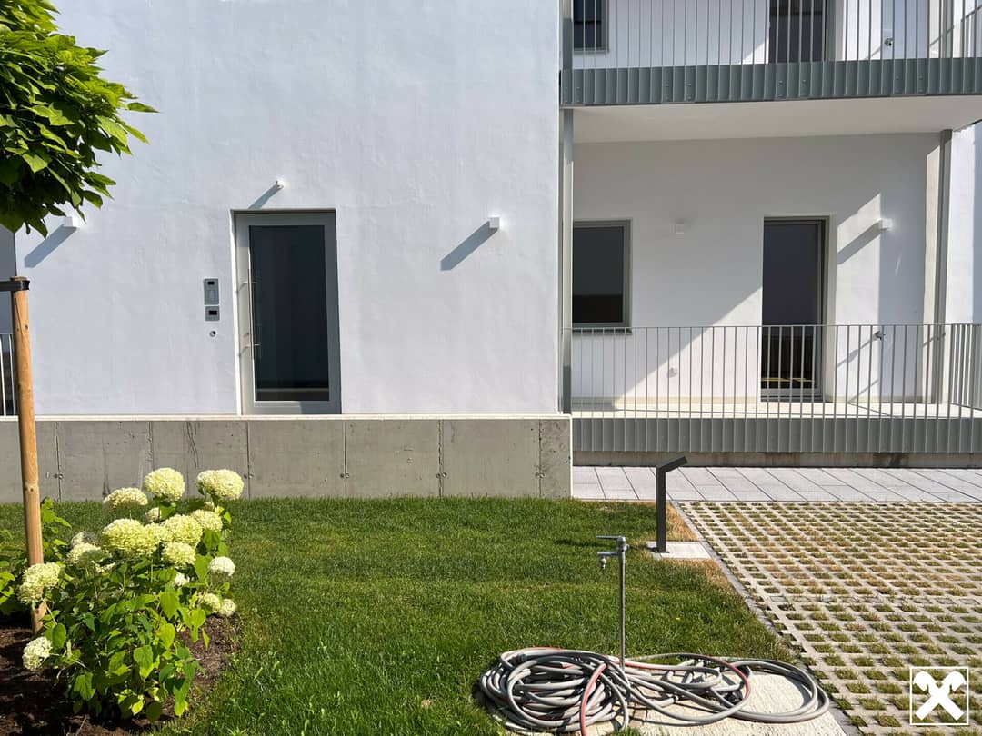 Ground floor flat with balcony near station