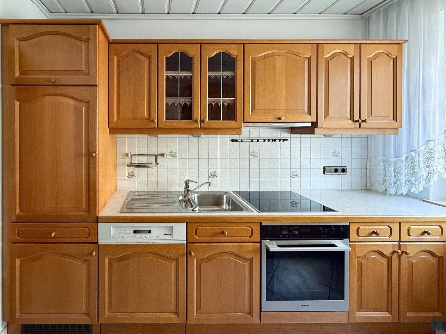 Charming semi-detached house with large garden for rent