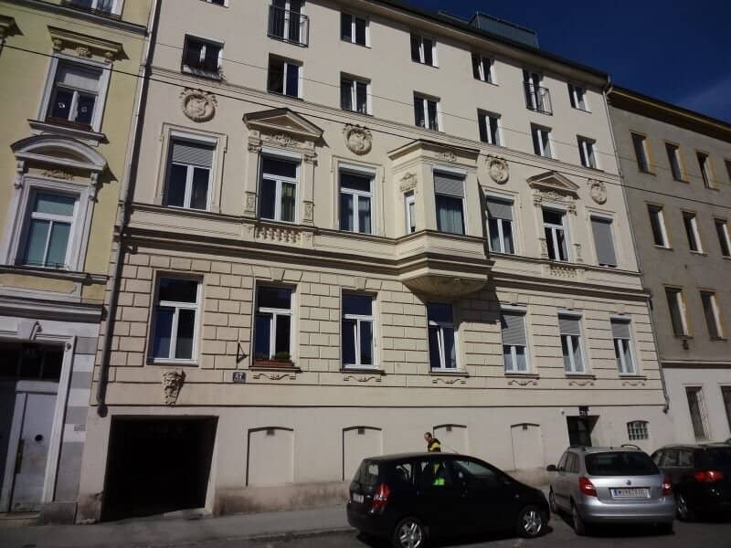 ABSOLUTE HOFRUHELAGE - TEILUNG AUF ZWEI EINHEITEN MÖGLICH - KÜCHE & ZWEI BADEZIMMER!