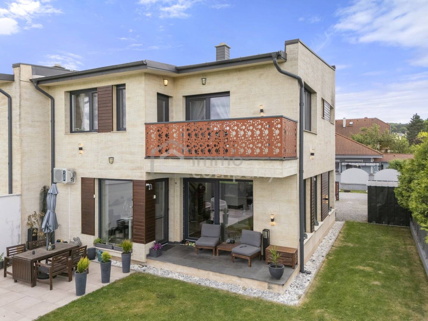 Moderne Doppelhaushälfte mit Garten