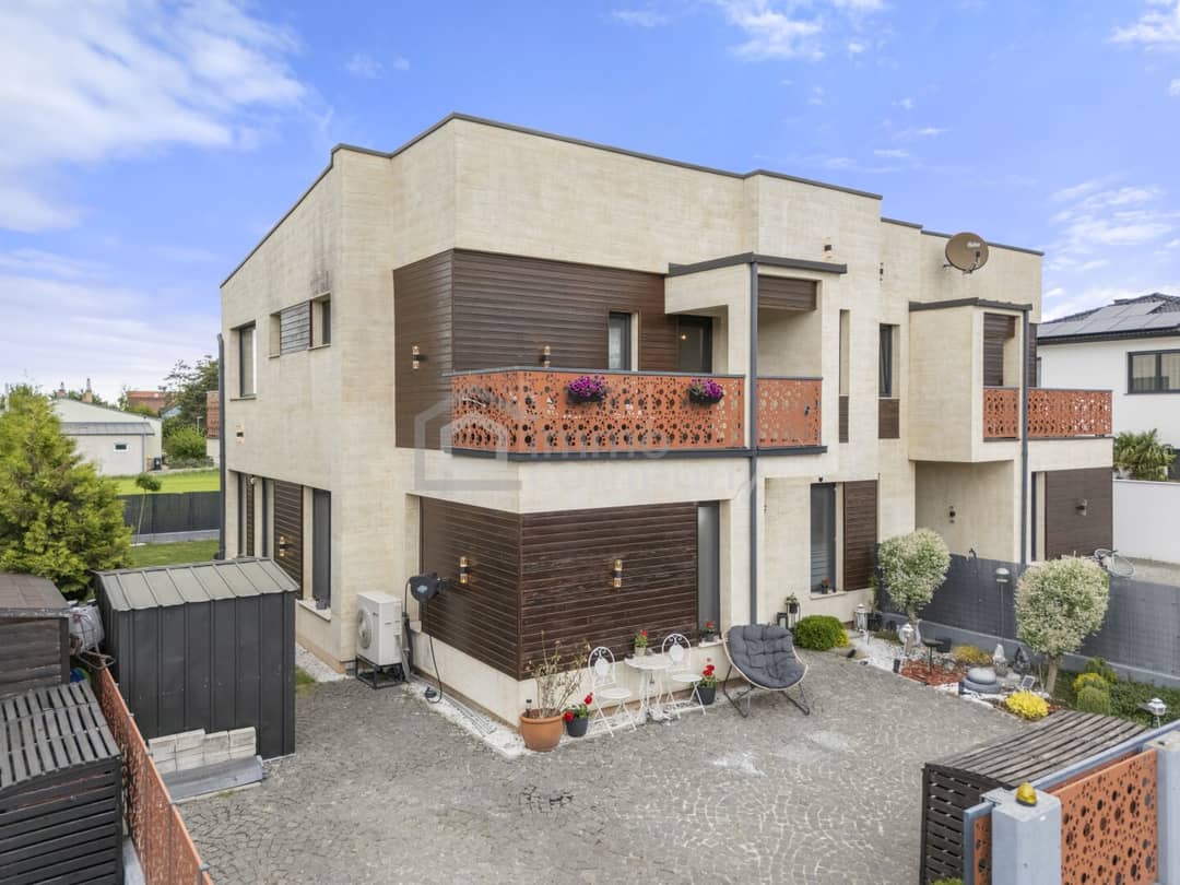 Moderne Doppelhaushälfte mit Garten