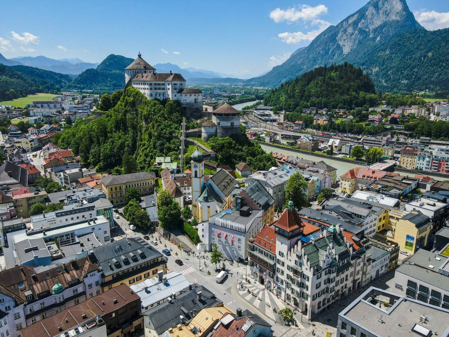 Moderne Wohnung mit Terrasse und Bergblick