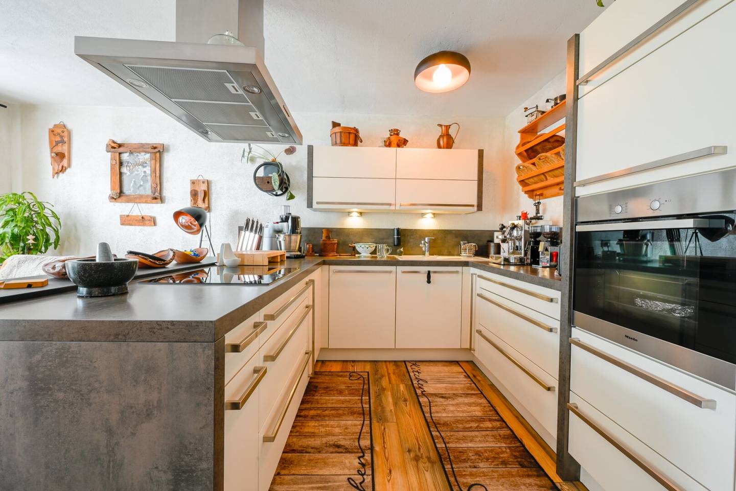 Moderne Wohnung mit Terrasse und Bergblick