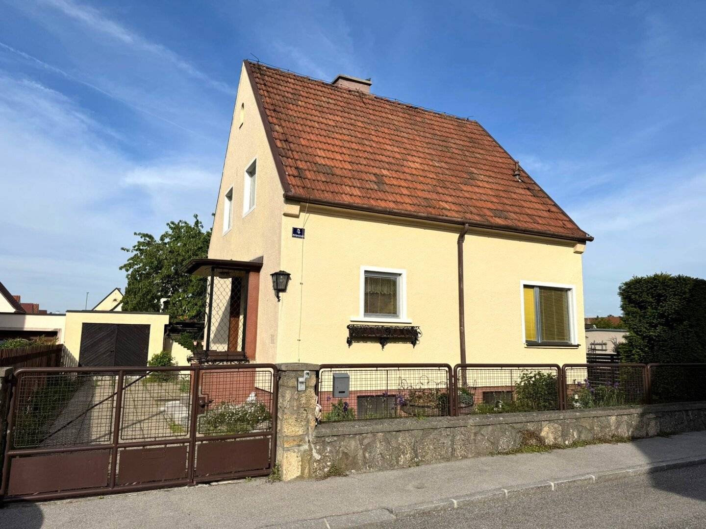Charming Family House with Garden and Garage in Neunkirchen