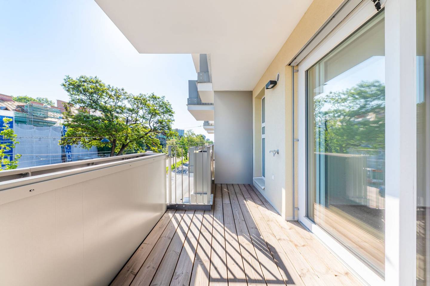 Newly built apartment near Donau Zentrum balcony
