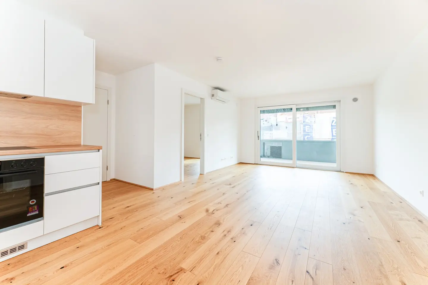 Newly built apartment near Donau Zentrum balcony