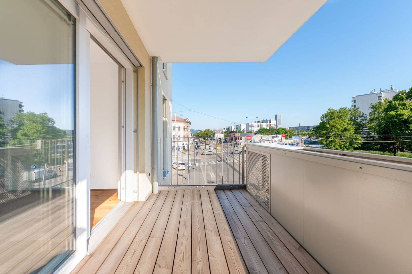 Newly built apartment near Donau Zentrum balcony