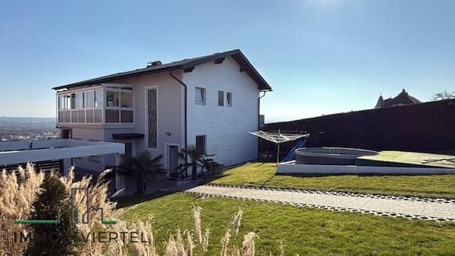 Two-family house in Ybbs with view