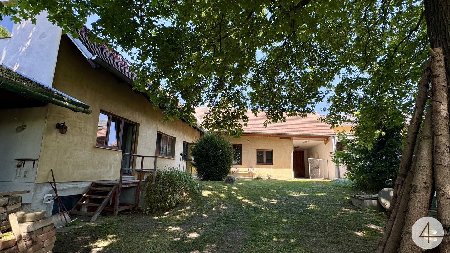 Large plot with house in Großweikersdorf