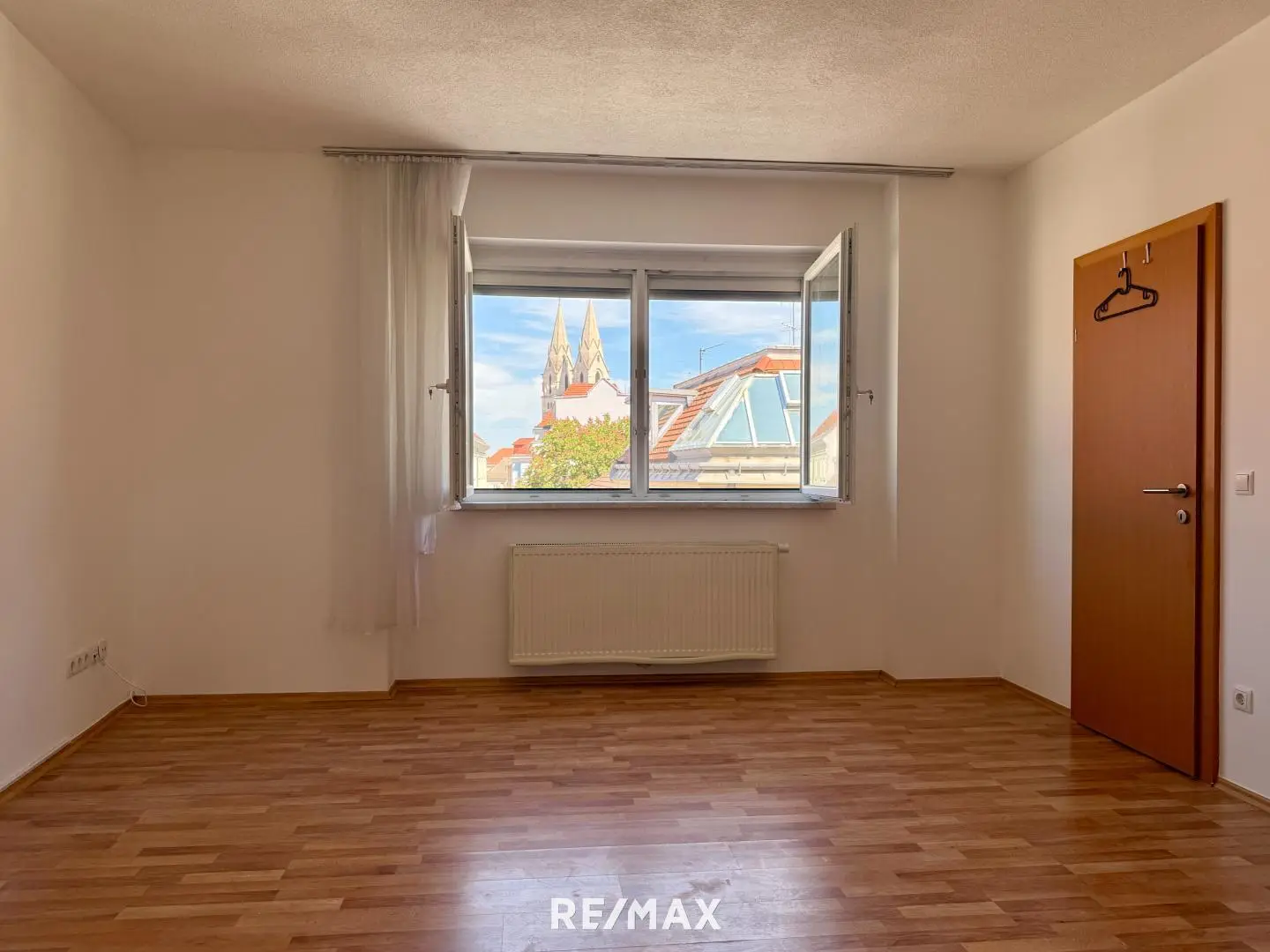 Helle Wohnung mit Domblick frisch renoviert und Parkplatz anmietbar