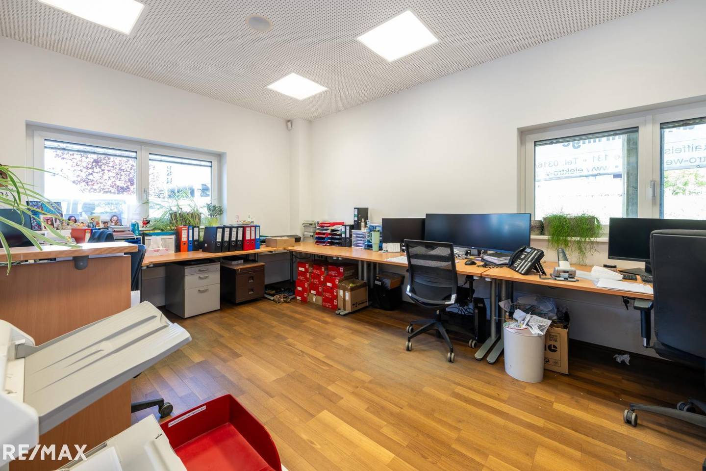 Büro und Lager mit 14 Parkplätzen