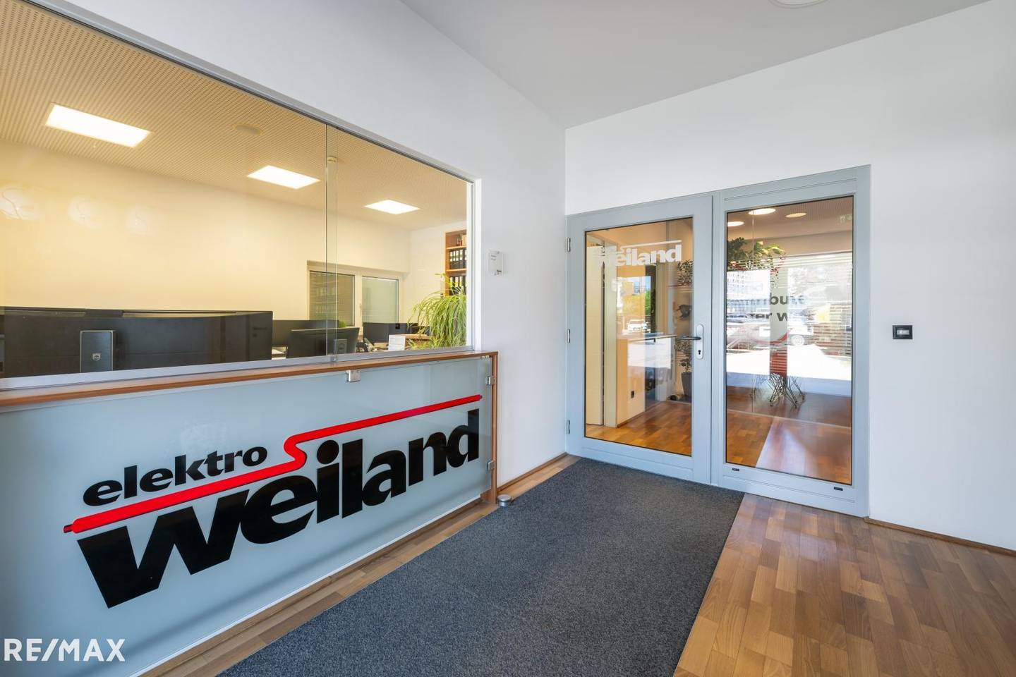 Büro und Lager mit 14 Parkplätzen