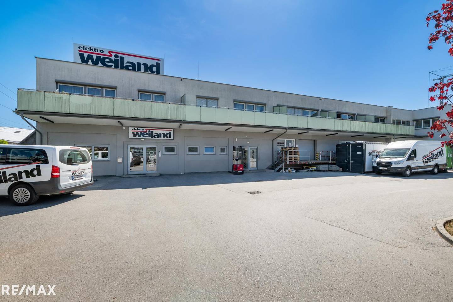 Büro und Lager mit 14 Parkplätzen