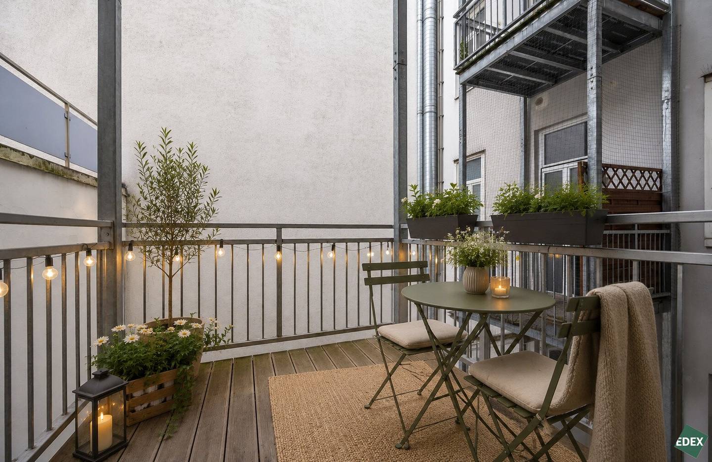 Exklusive Altbauwohnung mit hofseitigem Schlafzimmer und kleinem Balkon