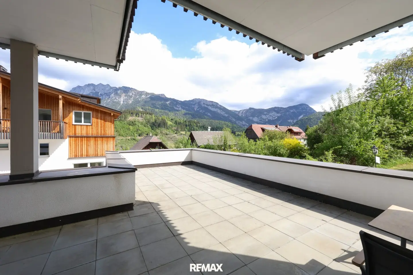 Apartment with generous terrace and sauna
