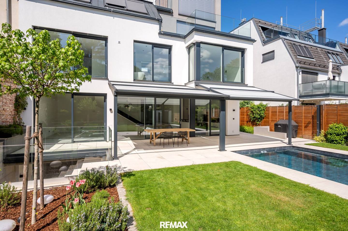 Garden apartment with pool and rooftop terrace