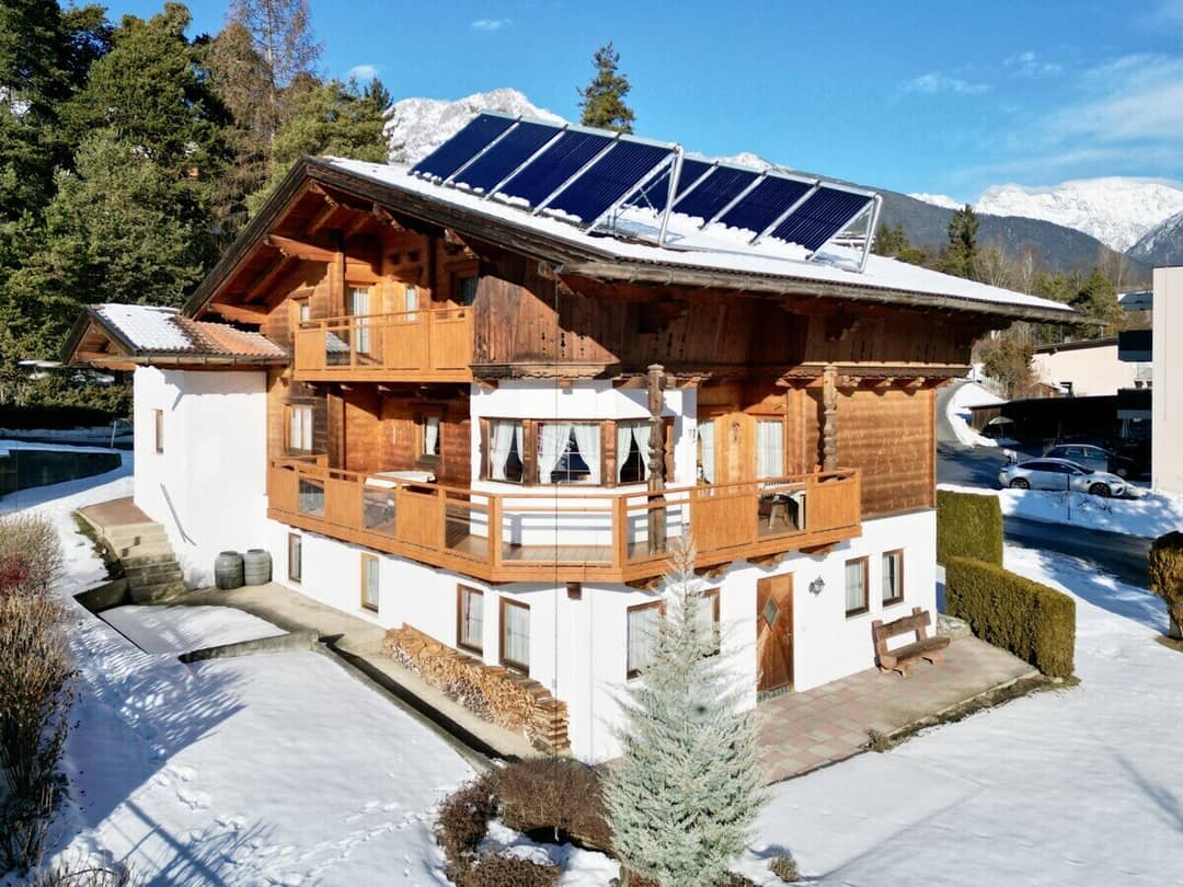 Zweifamilienhaus mit Garten und Bergblick