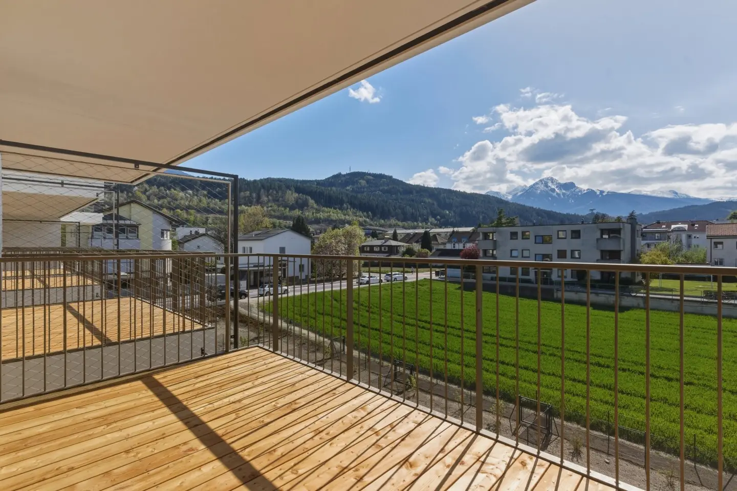 New Build Flat With Southwest Balcony Near DEZ
