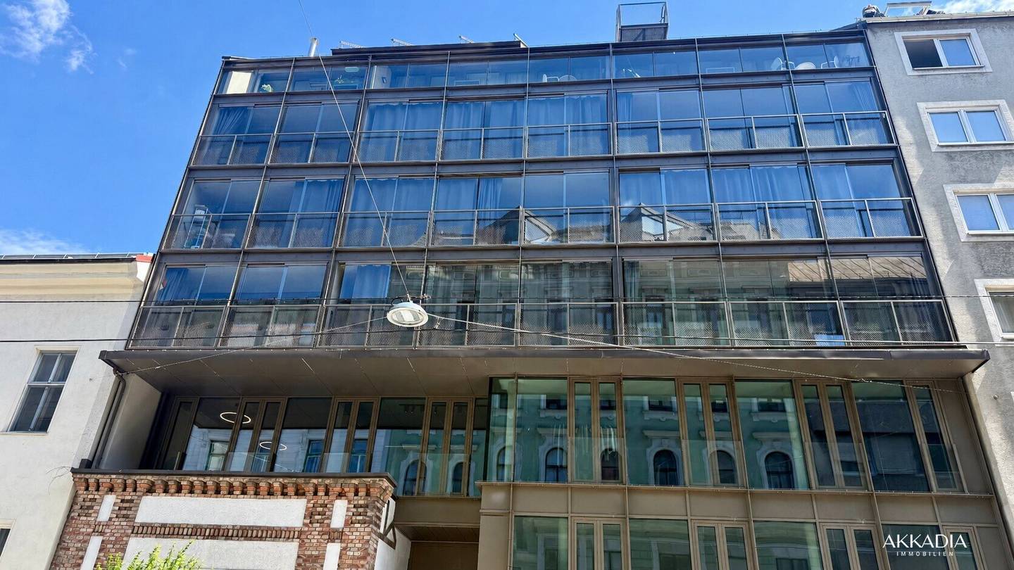 Rented courtyard house with three units in the Margareten scene district