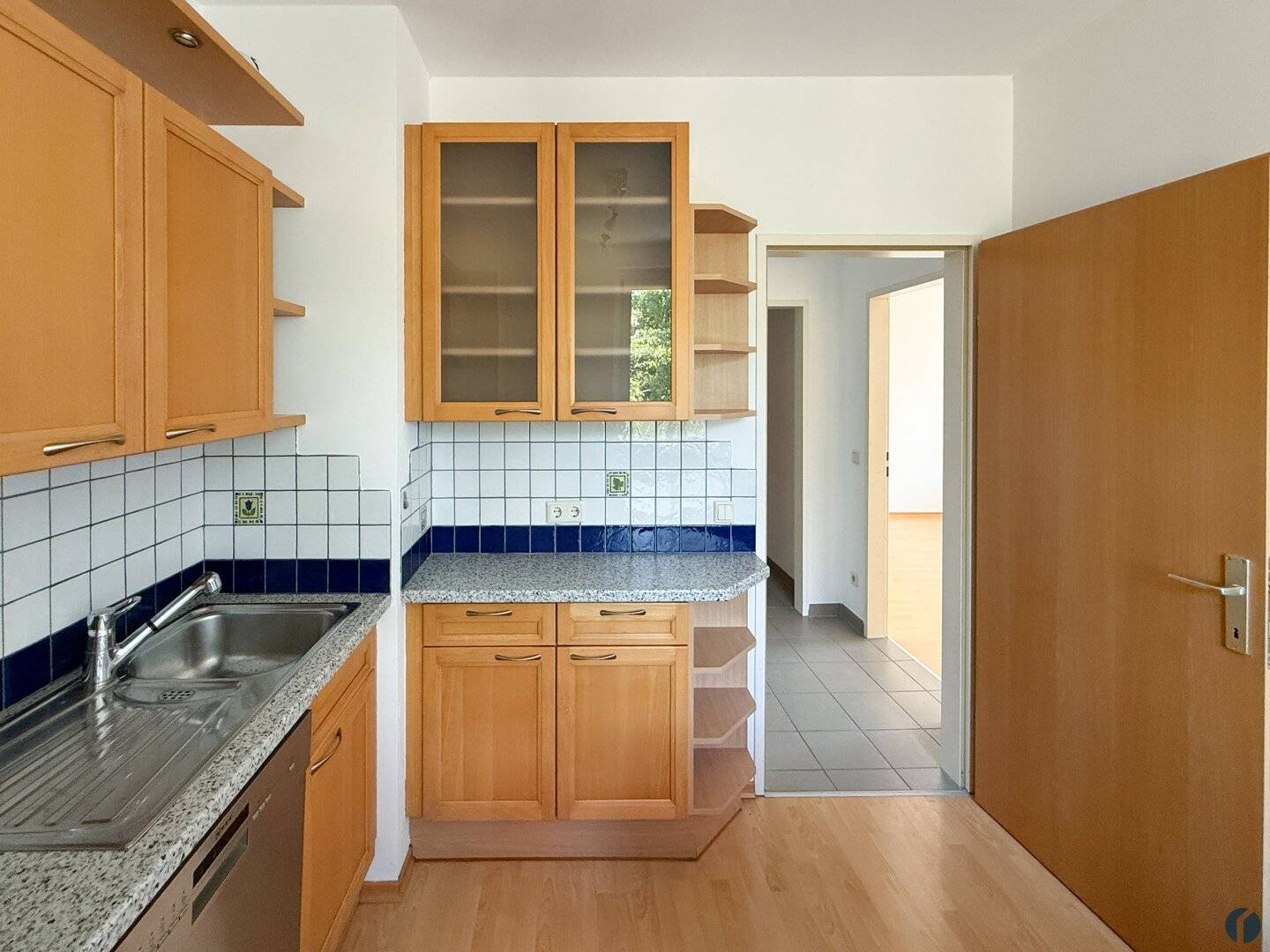 Sonnige Wohnung mit schöner Raumaufteilung, Balkon, 2 Parkplätze