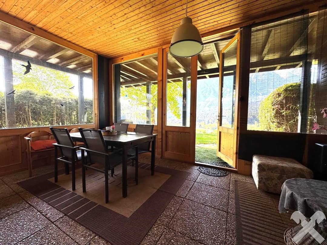 geräumige, umbaute Terrasse