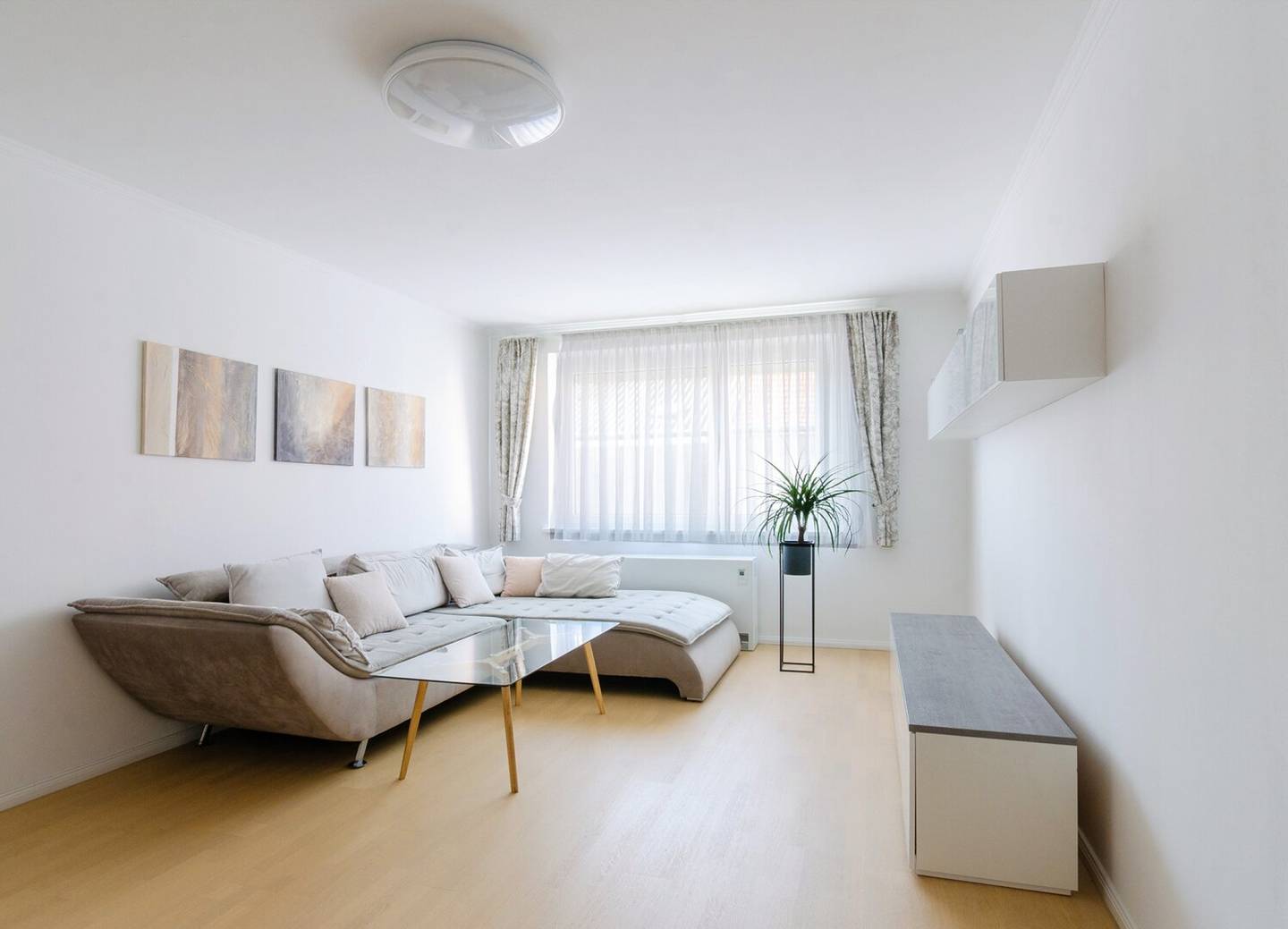 Helle Wohnung mit Lift und moderner Küche