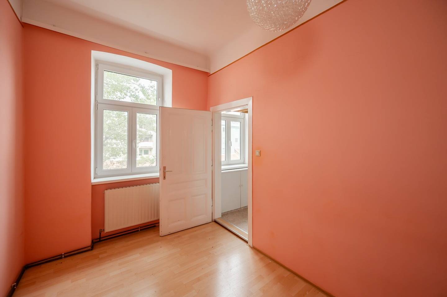 Old building apartment with renovation potential