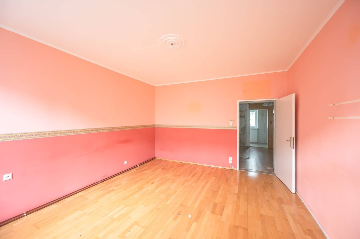 Old building apartment with renovation potential