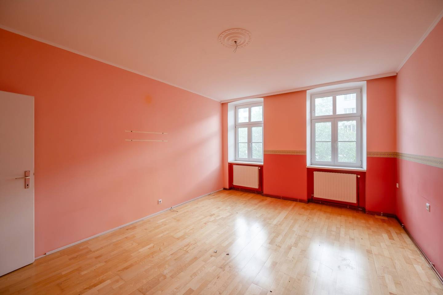 Old building apartment with renovation potential