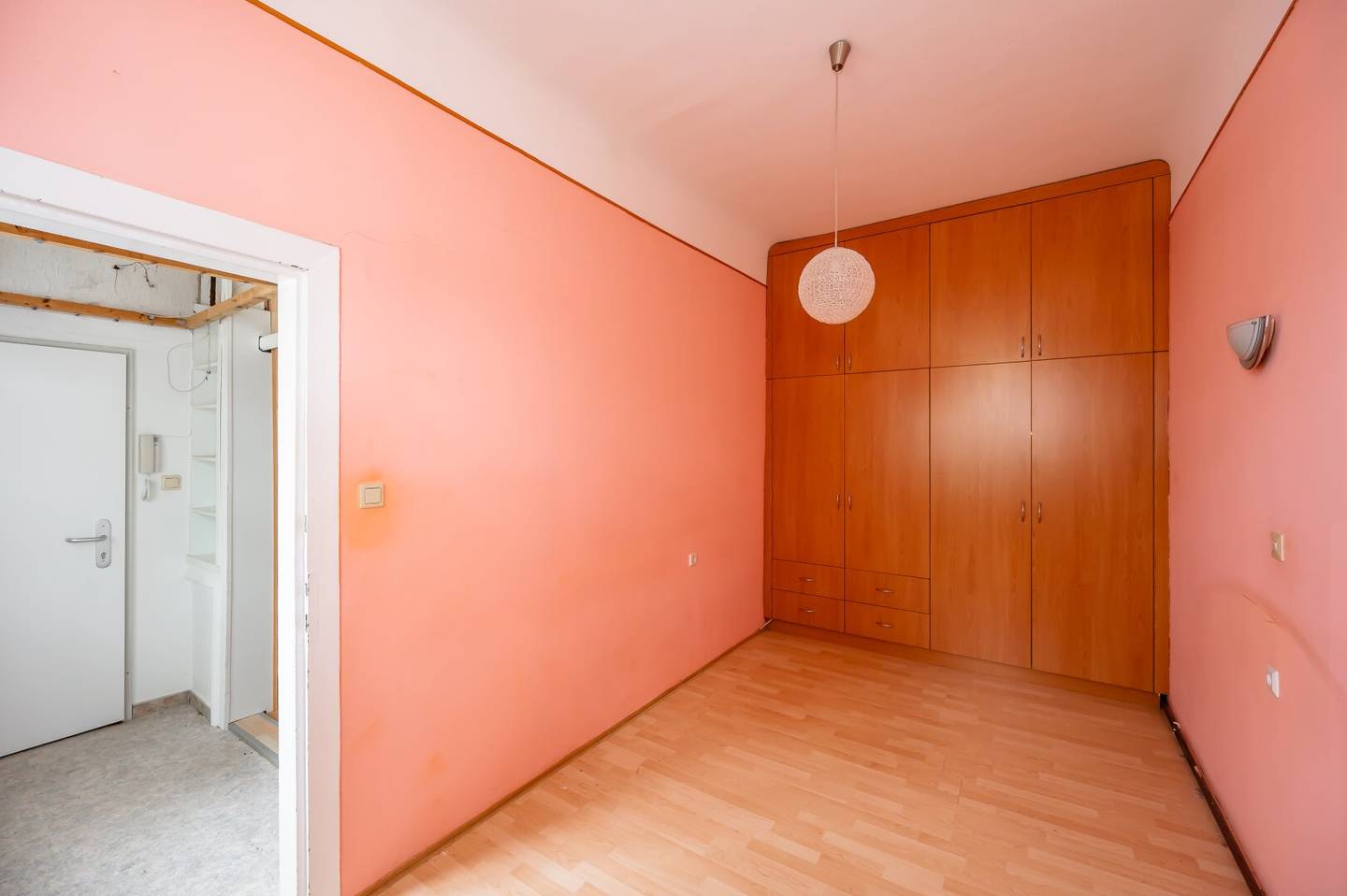 Old building apartment with renovation potential