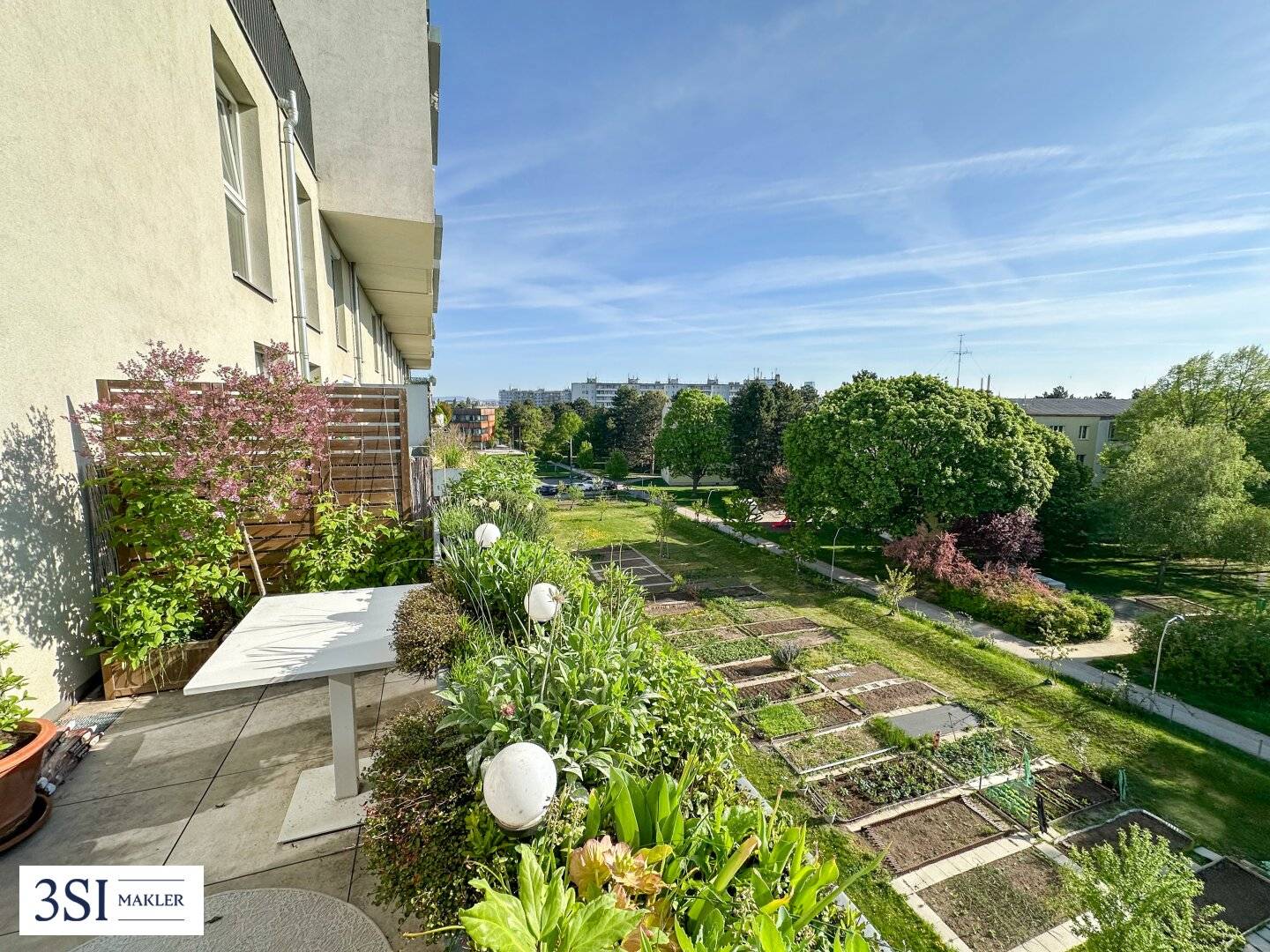 Exclusive 3-room maisonette with distant view | Spacious terrace | U-Bahn proximity | Quiet