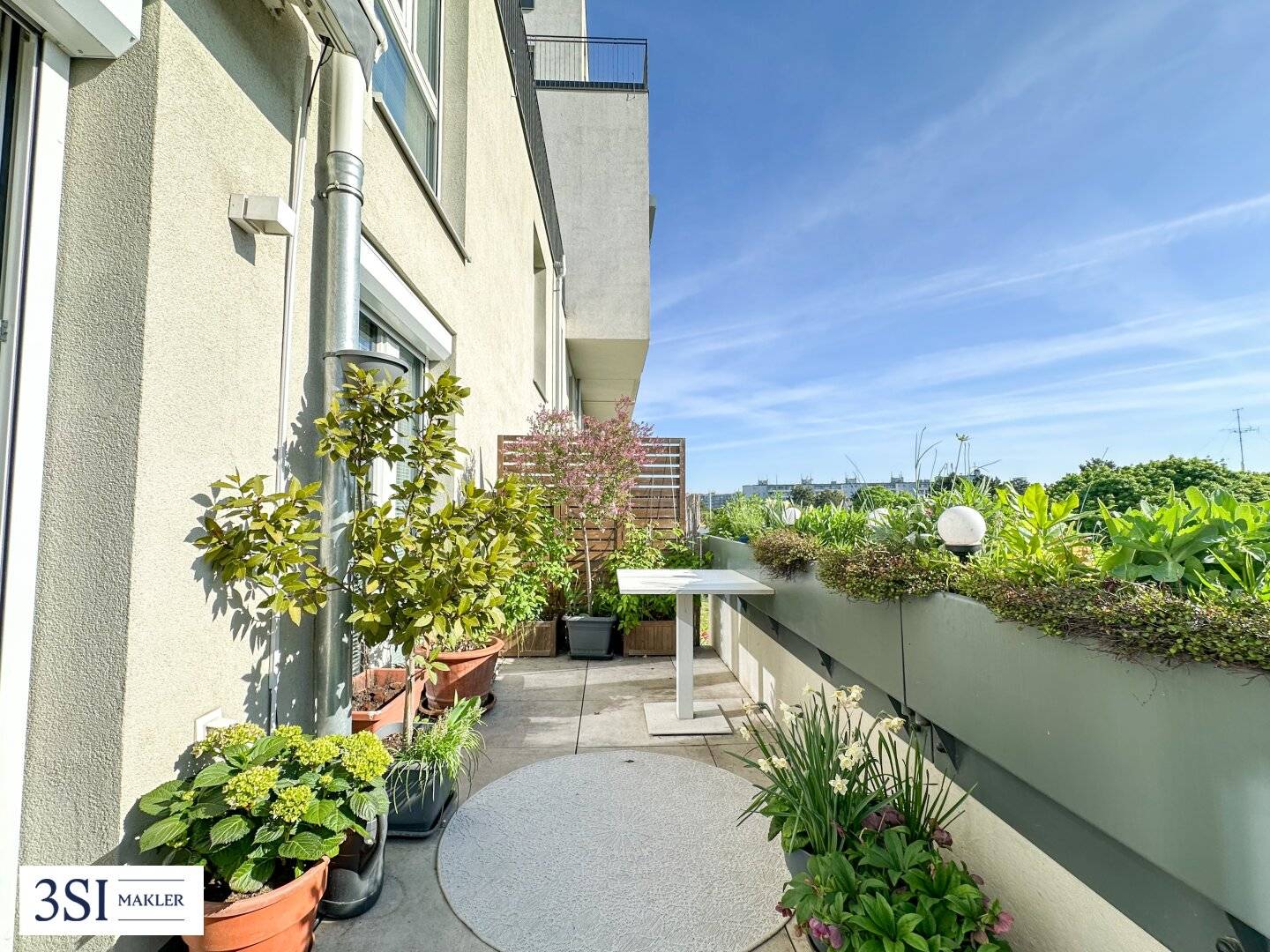 Exclusive 3-room maisonette with distant view | Spacious terrace | U-Bahn proximity | Quiet