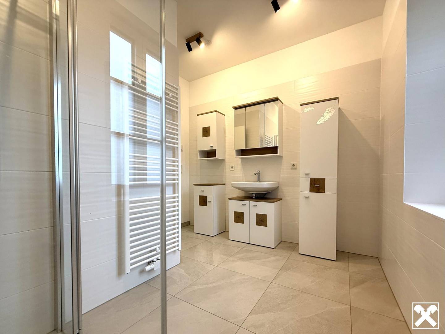 Ground floor flat with balcony near station