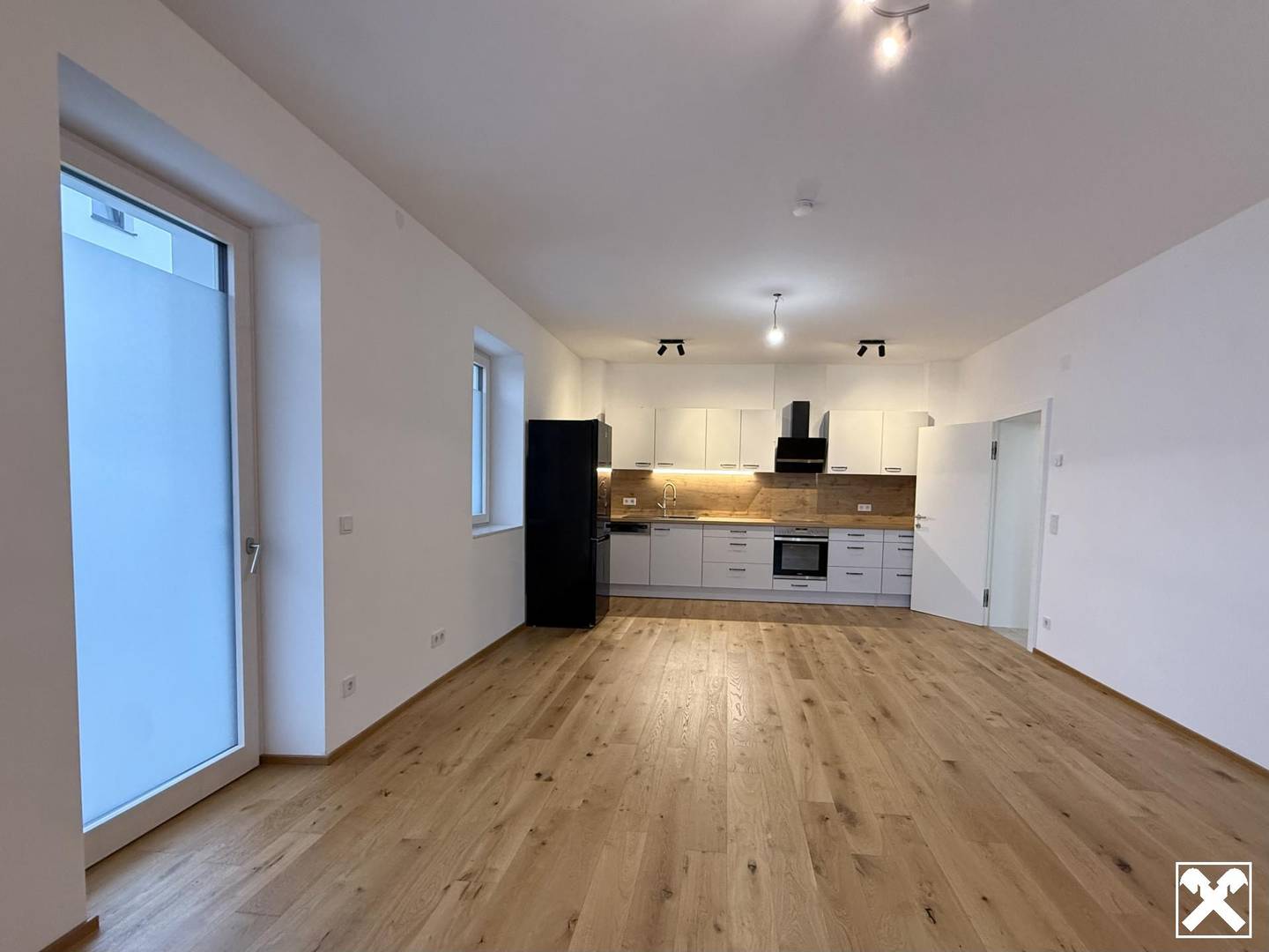 Ground floor flat with balcony near station