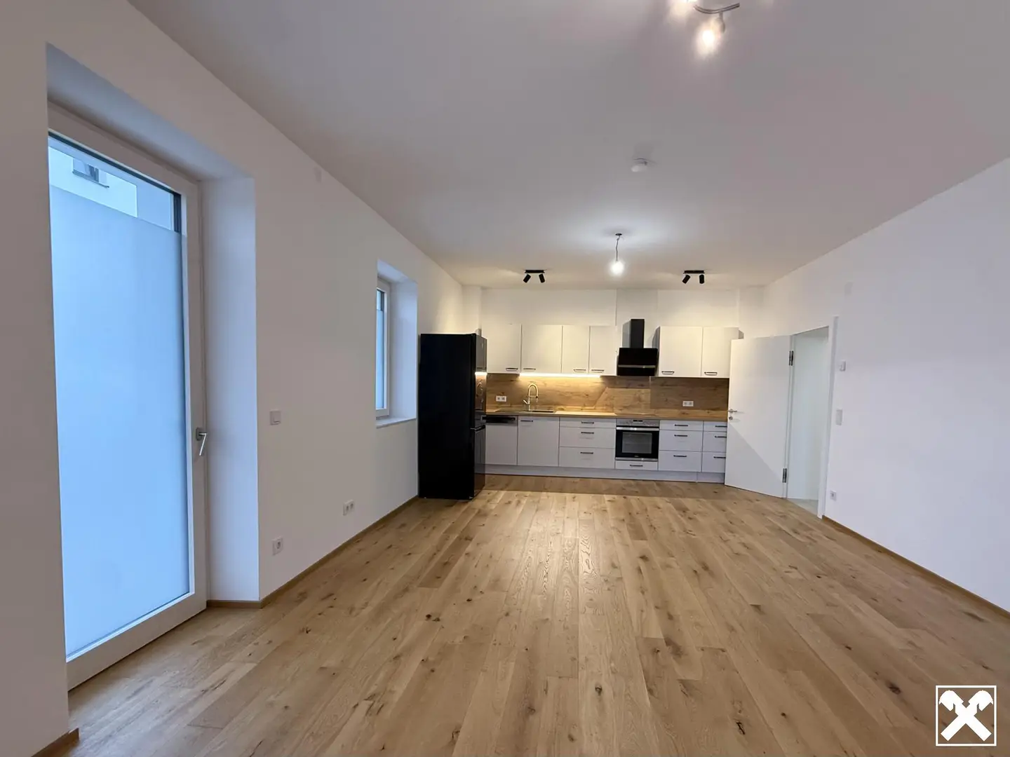Ground floor flat with balcony near station