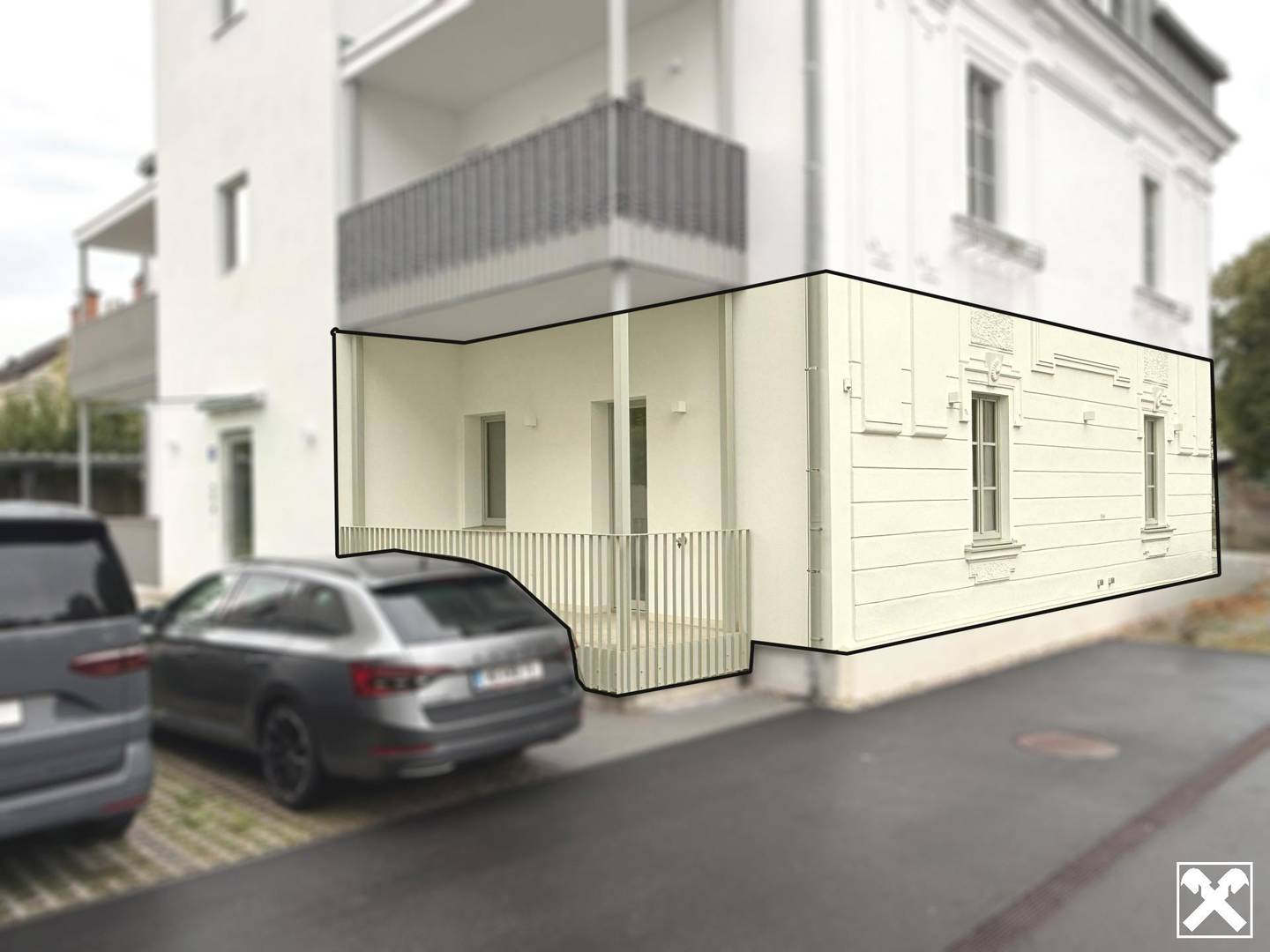 Ground floor flat with balcony near station