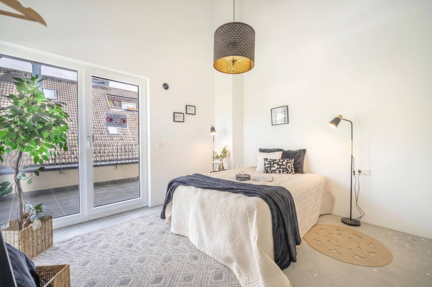 Top floor apartment with rooftop terrace and wide view