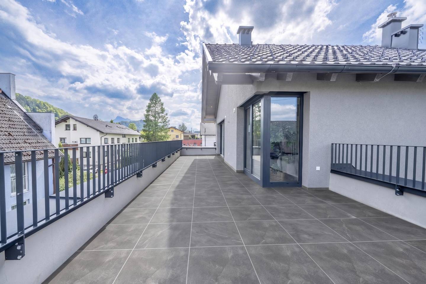 Top floor apartment with rooftop terrace and wide view